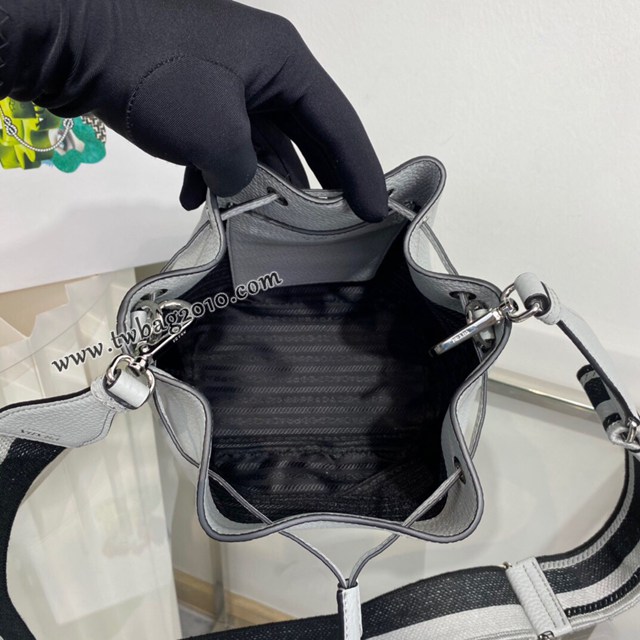 Prada專櫃2023新款女士水桶包 1BE060 普拉達鹿皮紋牛皮抽繩肩背桶包 csp1596